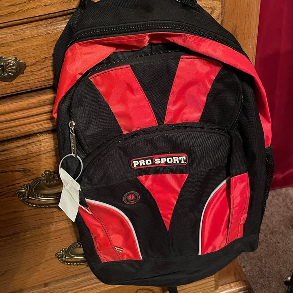 NWT Pro Sport Red & Black Back pack has headphone plug in on bag - Picture 2 of 4